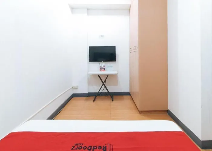 Hotel Reddoorz @ Caa Road Pinas 2*