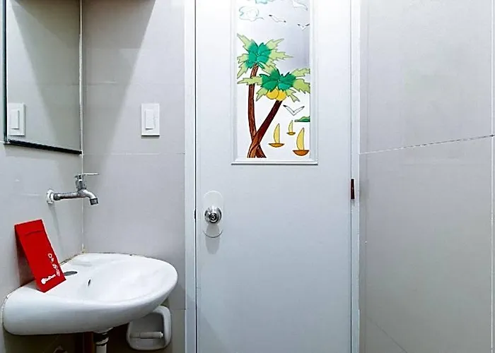 Hotel Reddoorz @ Caa Road Pinas 2*